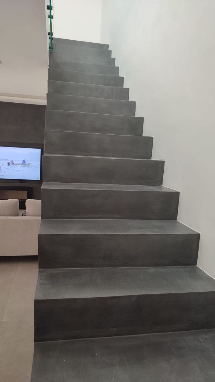 Seamless microcement finish on a staircase